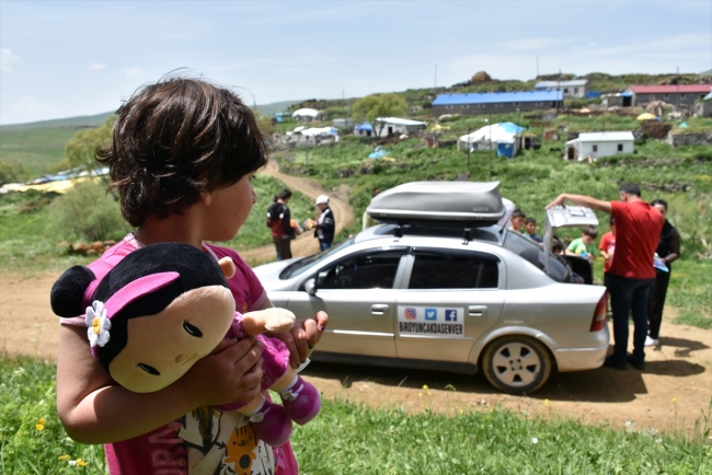 Köy köy gezip çocuklara oyuncak dağıtıyorlar