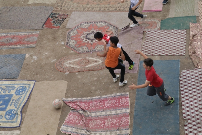 Çocuklar eski halı ve kilimlerle kendi halı sahalarını yaptı