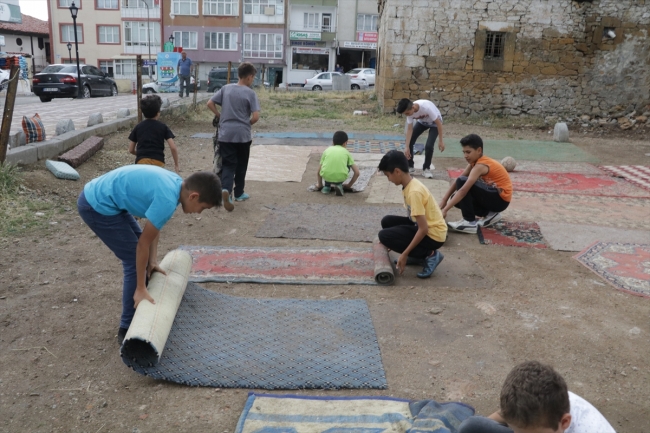 Çocuklar eski halı ve kilimlerle kendi halı sahalarını yaptı
