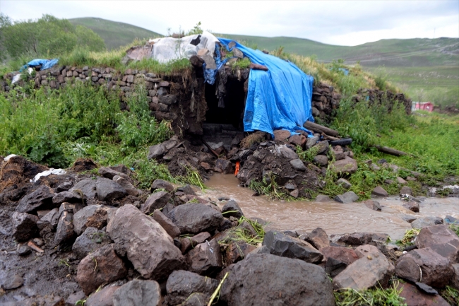 Ardahan'da kuvvetli sağanak ve dolu hasara yol açtı