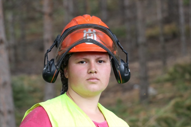 Ailesiyle omuz omuza çalışan orman işçisi Ülkü Durmuşoğlu