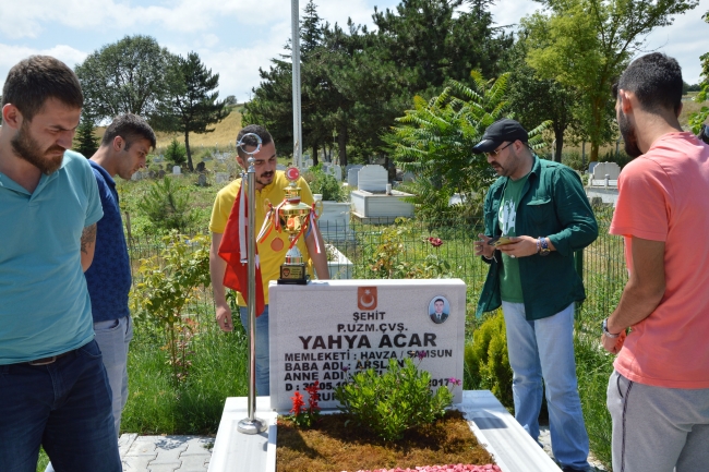 Kazandıkları kupayı şehit babasına verdiler