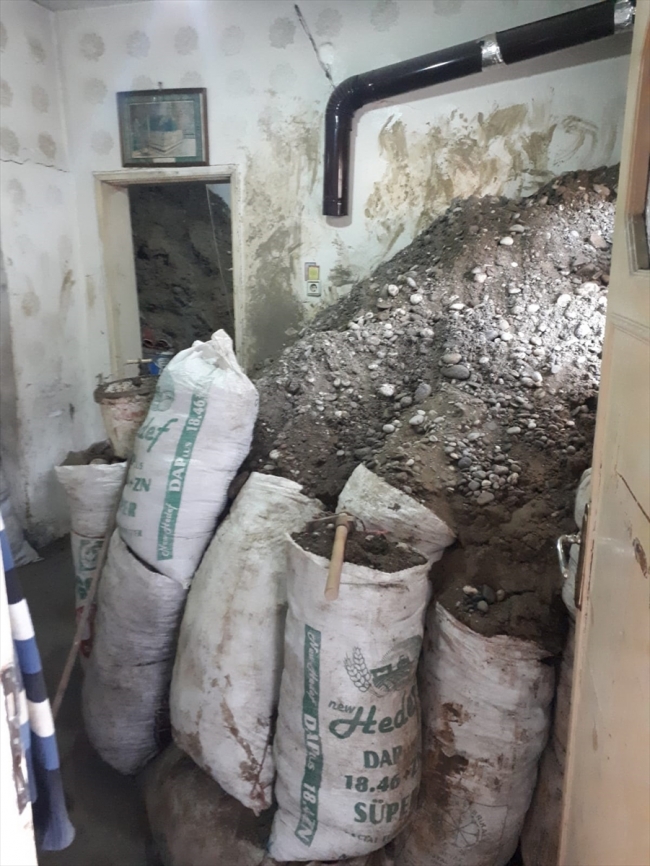 Kaçak kazı yaptıkları evde suçüstü yakalandılar