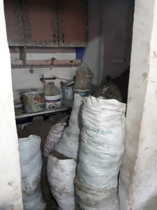 Kaçak kazı yaptıkları evde suçüstü yakalandılar