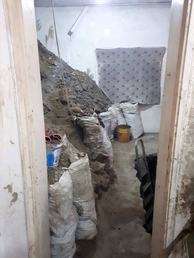 Kaçak kazı yaptıkları evde suçüstü yakalandılar