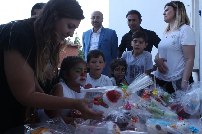 ”Sevgi Evleri"ndeki çocukları oyuncak kalplerle mutlu ettiler