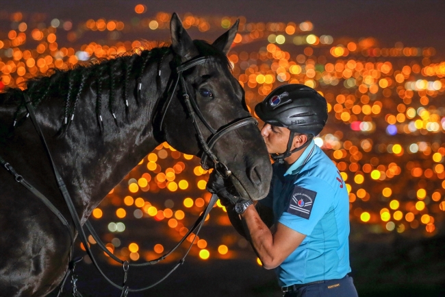 Van Gölü'nün sahillerini atlı birlikler koruyor