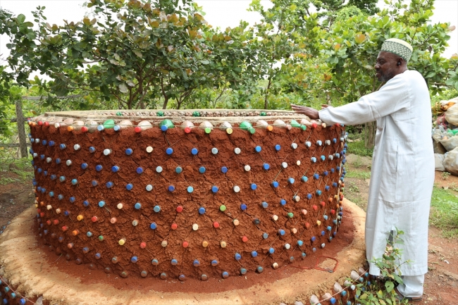 Doğayı korumak için plastik şişelerden ev inşa etti