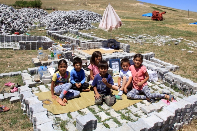 Köy çocukları parke taşını eğlenceye çevirdi