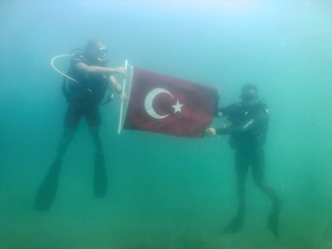 Al bayrağı mavi sularda dalgalandırdılar