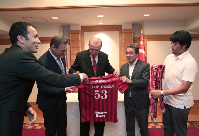 Cumhurbaşkanı Erdoğan'dan Alpay Özalan'ın futbol oynadığı kulübe ziyaret