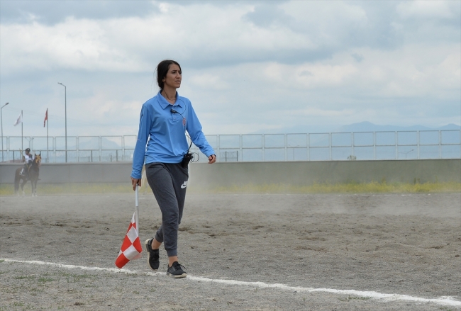 Cirit sahalarının kadın hakemi erkeklere taş çıkarıyor