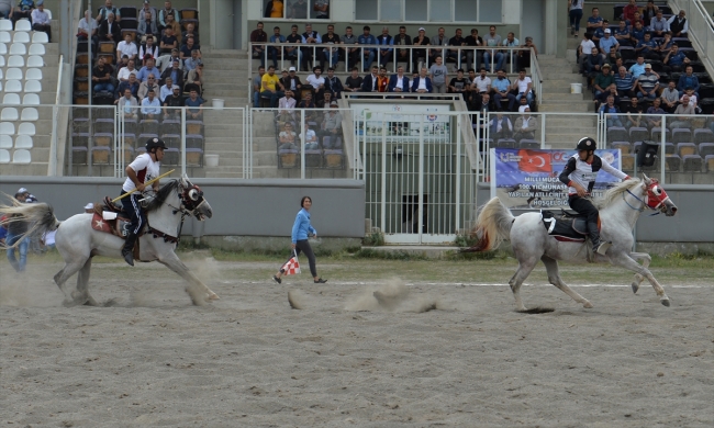 Cirit sahalarının kadın hakemi erkeklere taş çıkarıyor