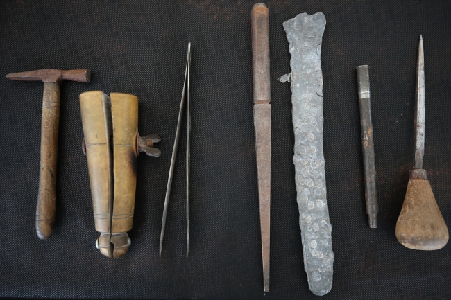 Ustasından kalan yadigar gereçlerle telkari sanatını yaşatıyor