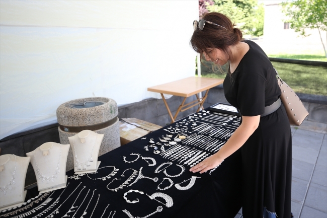 Ustasından kalan yadigar gereçlerle telkari sanatını yaşatıyor