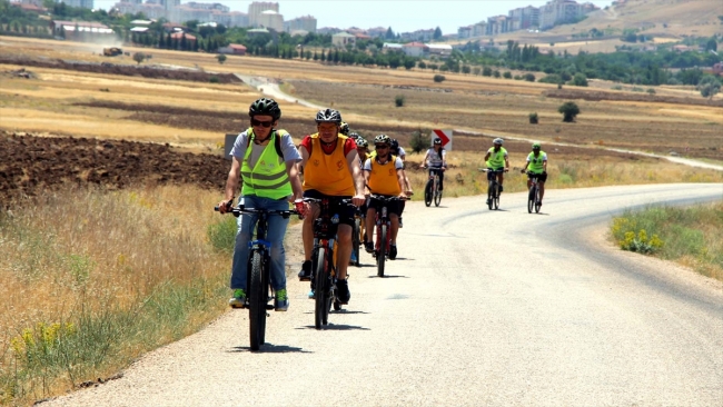 Bisikletleriyle tarihi yerleri keşfediyorlar