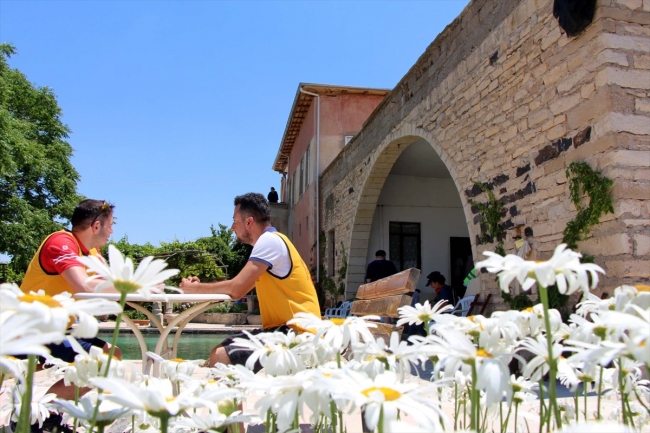 Bisikletleriyle tarihi yerleri keşfediyorlar