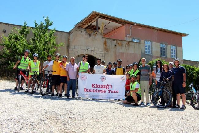 Bisikletleriyle tarihi yerleri keşfediyorlar