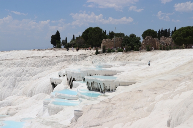 Pamukkale'yi 6 ayda 1 milyon turist gezdi