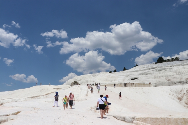 Pamukkale'yi 6 ayda 1 milyon turist gezdi