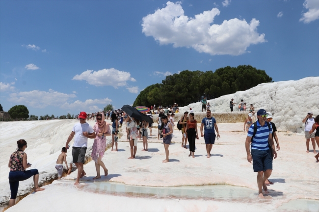 Pamukkale'yi 6 ayda 1 milyon turist gezdi