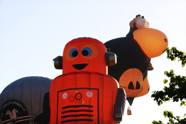 Figürlü balonlar peribacaları arasında uçtu