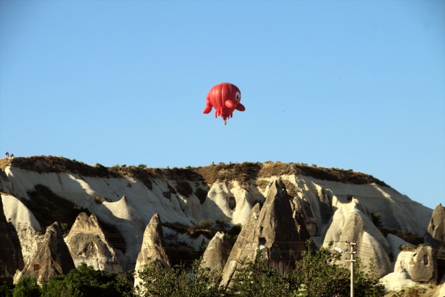 Figürlü balonlar peribacaları arasında uçtu