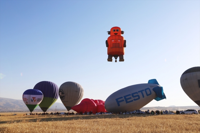 Figürlü balonlar peribacaları arasında uçtu