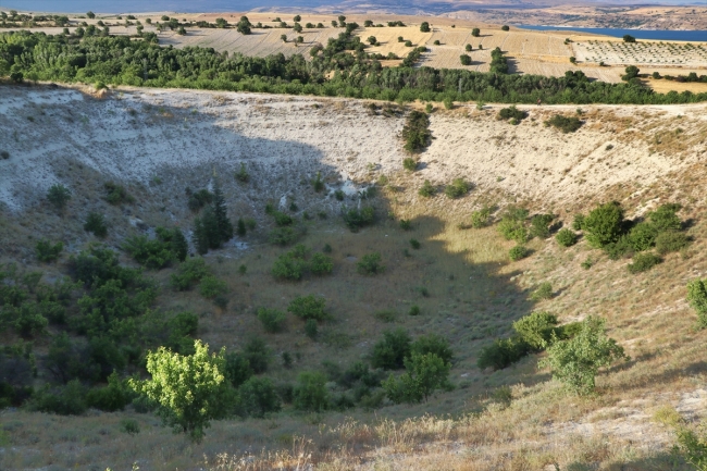 Meteor düştüğüne inanılan çukur araştırılacak