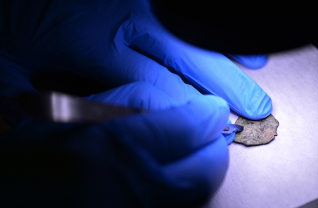 Gelibolu Yarımadası'nda bulunan tarihi eserler laboratuvarda inceleniyor