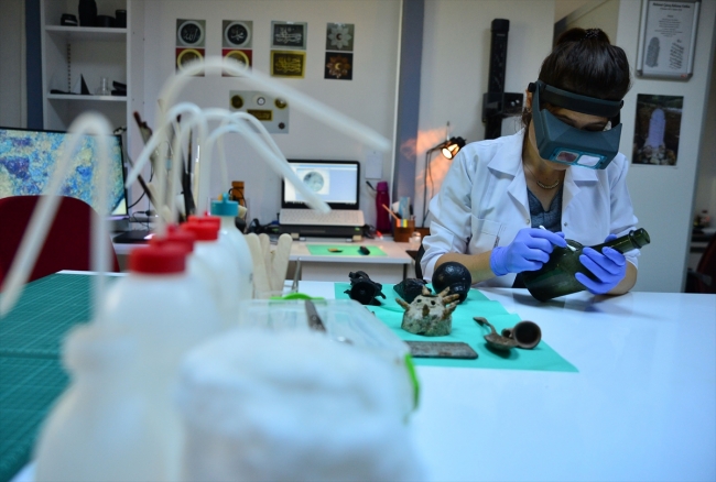 Gelibolu Yarımadası'nda bulunan tarihi eserler laboratuvarda inceleniyor