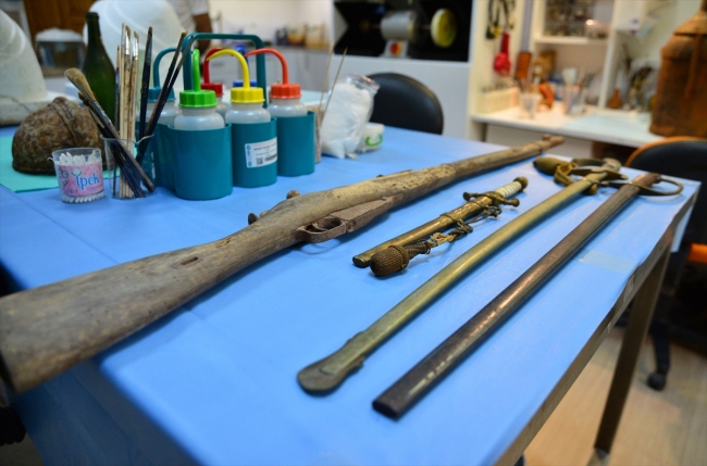 Gelibolu Yarımadası'nda bulunan tarihi eserler laboratuvarda inceleniyor