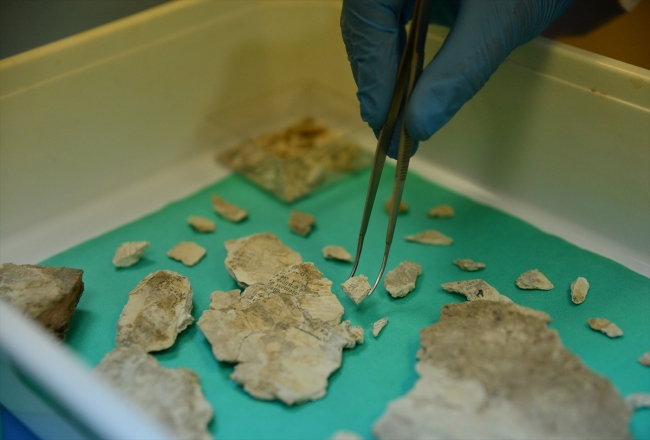 Gelibolu Yarımadası'nda bulunan tarihi eserler laboratuvarda inceleniyor