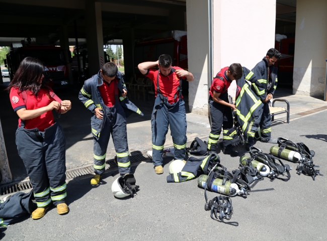 Üniversiteli itfaiyeciler mesleğe hazırlanıyor