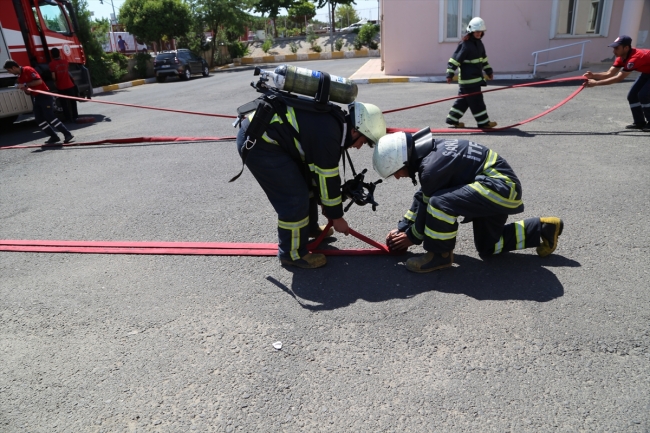 Üniversiteli itfaiyeciler mesleğe hazırlanıyor