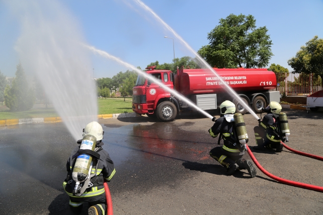 Üniversiteli itfaiyeciler mesleğe hazırlanıyor