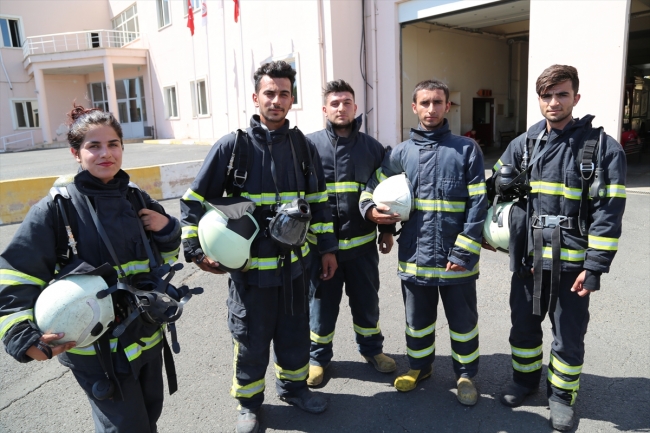 Üniversiteli itfaiyeciler mesleğe hazırlanıyor