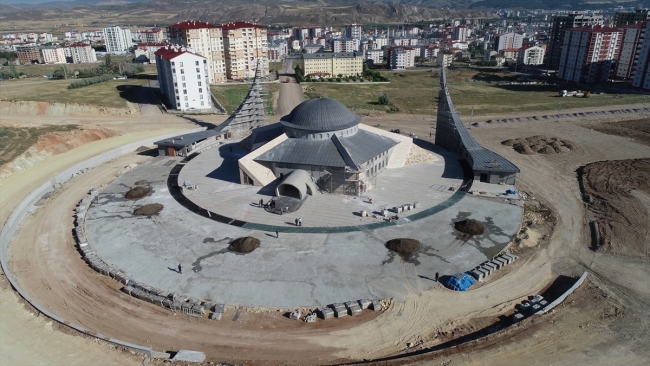 "Ay yıldız" mimarili cami ibadete açılmaya gün sayıyor