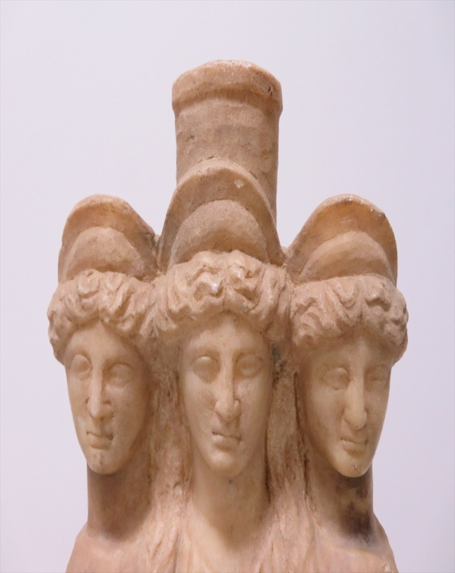 Denizli'de Roma dönemine ait 3 başlı heykel ele geçirildi