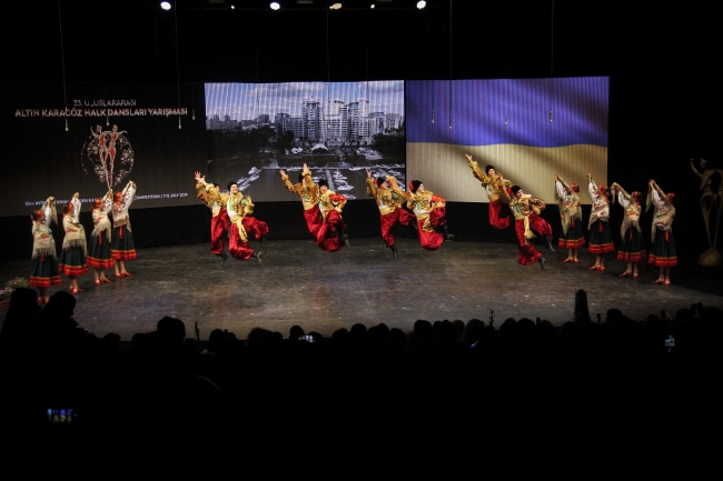 Uluslararası Altın Karagöz Halk Dansları Yarışması sürüyor