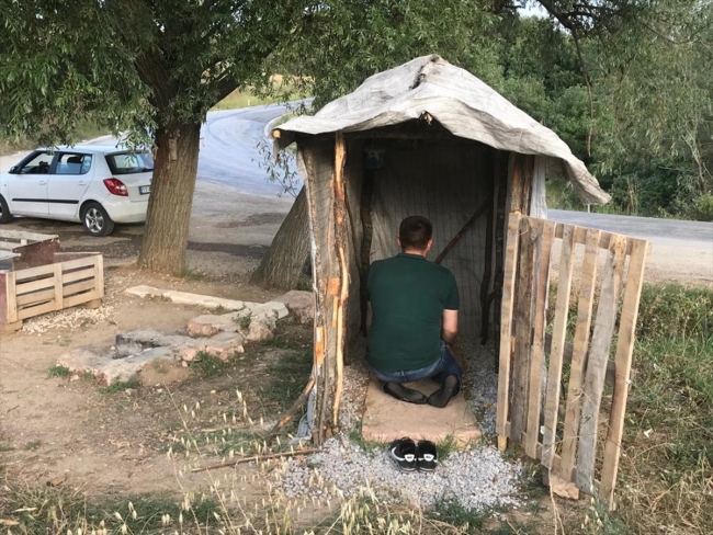 Yol kenarında "tek kişilik namaz yeri"