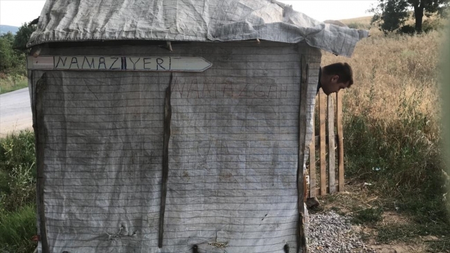 Yol kenarında "tek kişilik namaz yeri"