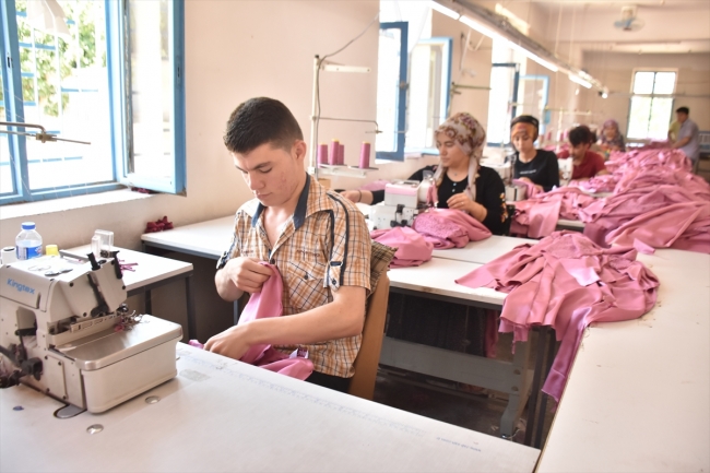 Atıl durumdaki okula kurulan atölyeden ihracat