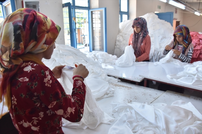 Atıl durumdaki okula kurulan atölyeden ihracat