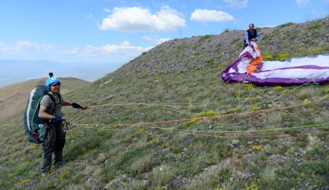 Hem kaynak ustalığı hem yamaç paraşütü eğitmenliği yapıyor