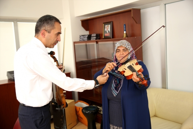 Çocukluk hayali kemanı 60 yaşında çalmaya başladı