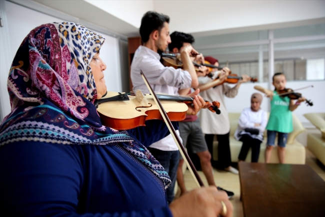 Çocukluk hayali kemanı 60 yaşında çalmaya başladı
