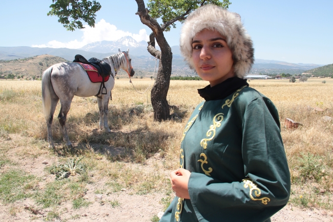 Cam silerken 6. kattan düştü, at sevgisiyle hayata tutundu