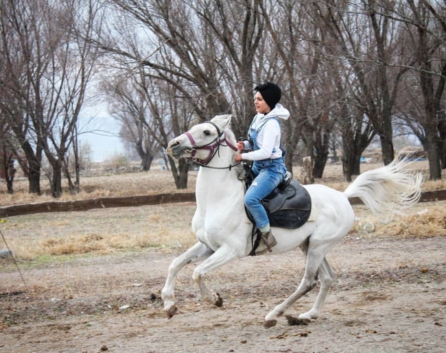 Cam silerken 6. kattan düştü, at sevgisiyle hayata tutundu