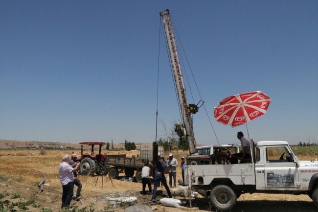 Elinde çubuklarla geziyor, köyleri suya kavuşturuyor